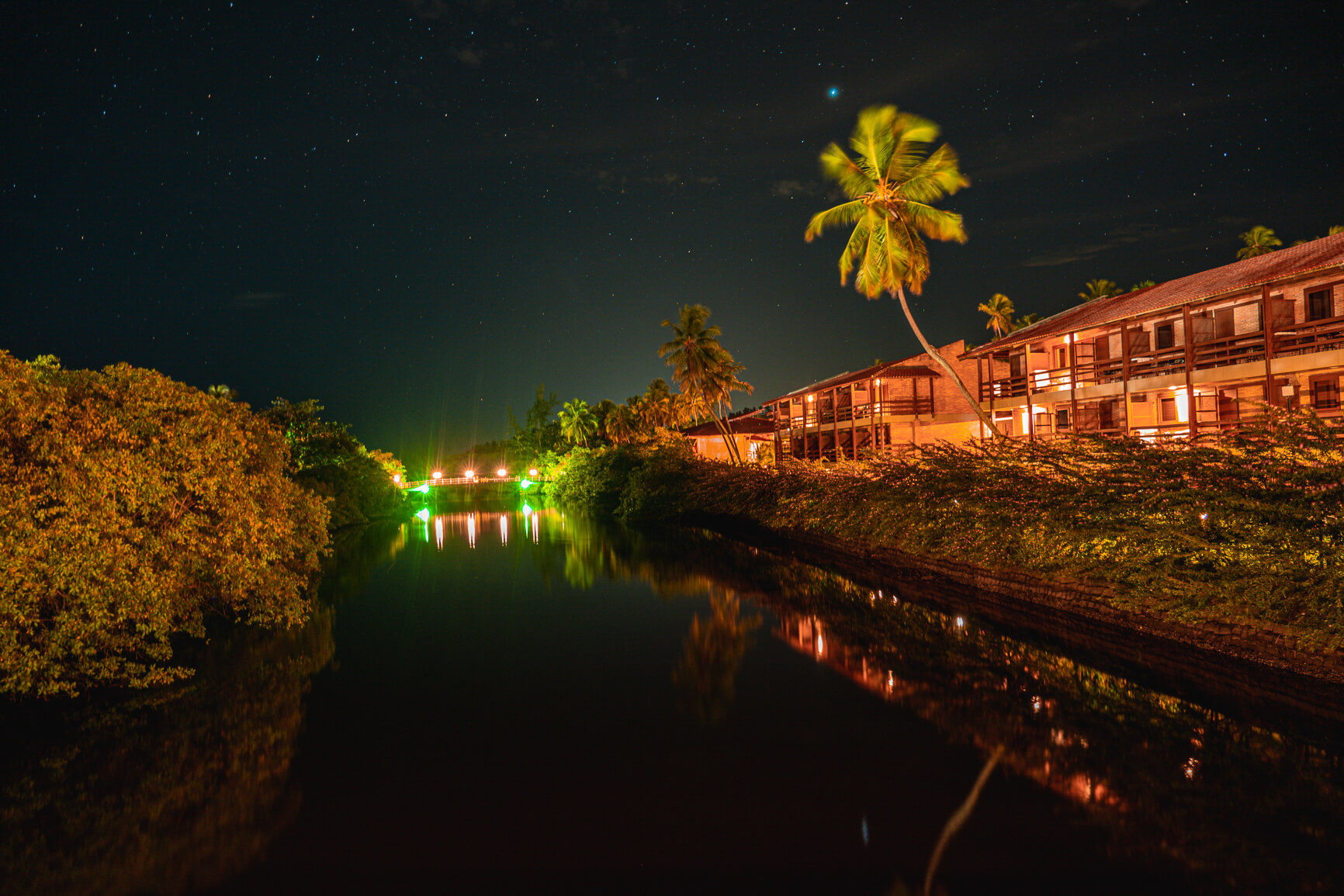 Rio Maragogi passando em frente às acomodações do resort All Inclusive Salinas Maragogi.